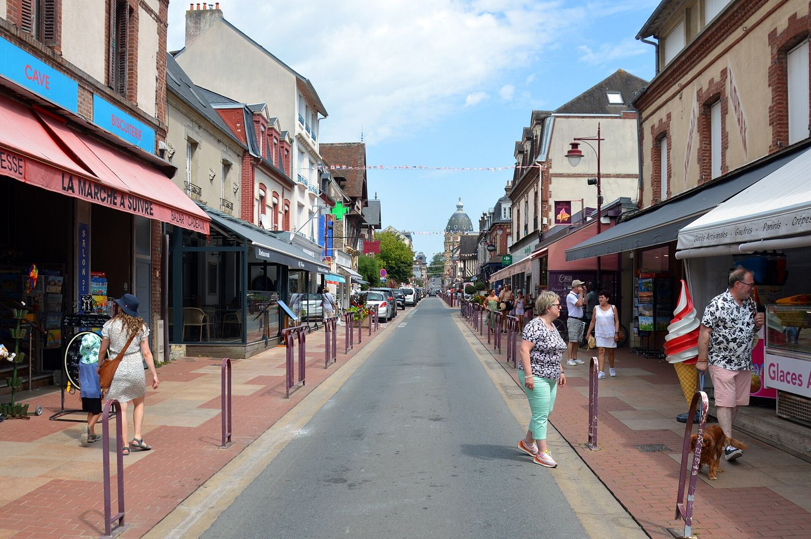 La rue des Bains à Houlgate, bordée de villas