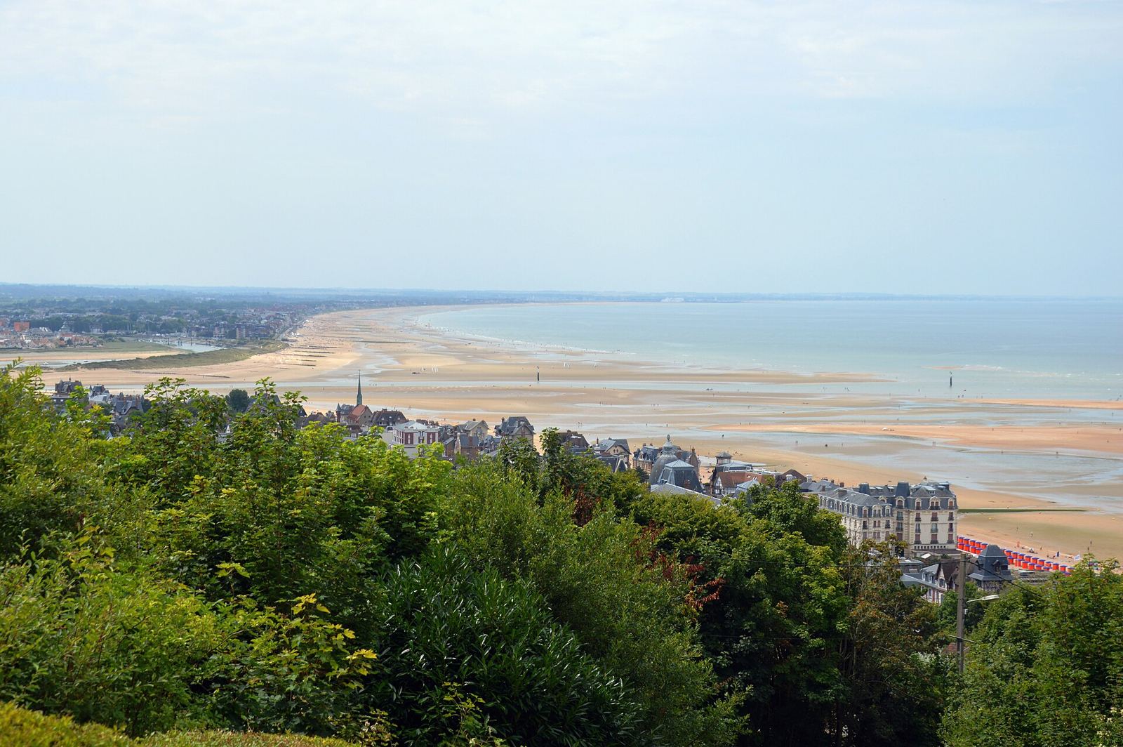 Vue sur la plage de Houlgate et la baie de Cabourg à marée basse